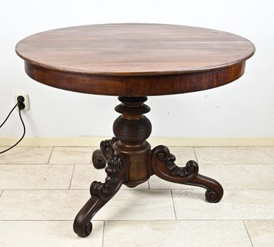 une table en bois avec un plateau en bois posée sur un sol carrelé