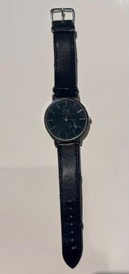 une montre posée sur une table