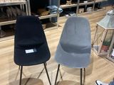 deux chaises exposées dans un magasin
