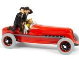 une petite voiture dans laquelle se trouvent un homme et un chien