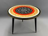 une table noire et blanche ornée d'un motif rouge et jaune