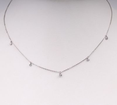 gros plan d'un collier sur un mannequin mannequin mannequin mannequin mannequin mannequin mannequin mannequin mannequin