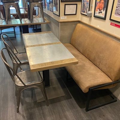 une table avec des chaises dans un restaurant