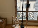 une lampe posée par terre devant une fenêtre