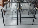 trois tables en verre exposées dans un magasin