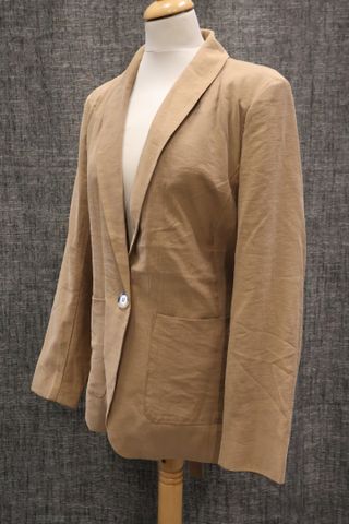 LE TEMPS DES CERISES   Suite de deux vestes beige et bleu nuit. T...