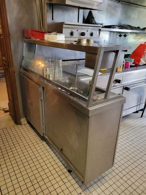 une cuisine équipée d'une cuisinière, d'un évier, d'un four et de placards