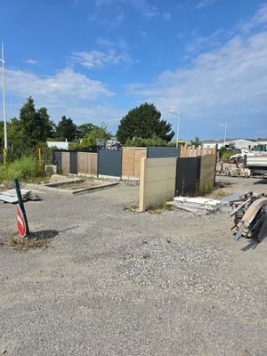un camion garé sur un parking près d'une clôture