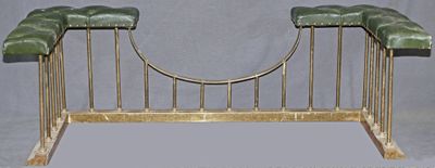 un banc en métal doré sur lequel est posé un coussin vert