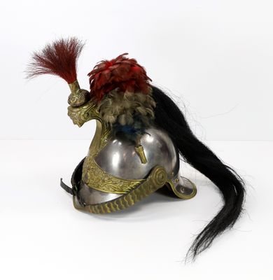 un casque argenté surmonté d'une plume rouge