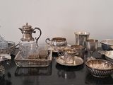 de nombreux objets en argent et en verre posés sur une table