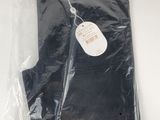 La chemise est noire et comporte une étiquette.