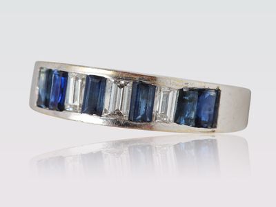 Alliance en or gris sertie de diamants de taille baguette et…