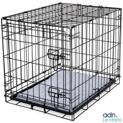 une cage noire avec un chien à l'intérieur, sur fond blanc