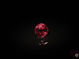 gros plan d'un diamant rouge sur une surface noire