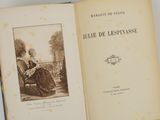 un livre sur lequel figure la photo d'une femme assise sur un banc