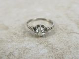 une photo d'une bague en diamant posée sur une surface en marbre
