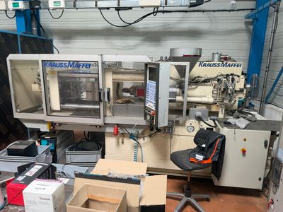 une machine qui se trouve à l'intérieur d'un bâtiment