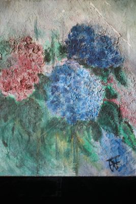 une peinture sur le mur d'un immeuble, représentant des fleurs