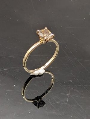 une bague en or sertie d'une perle et d'un diamant