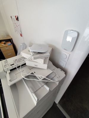 un tas d'appareils électroniques posé sur un bureau