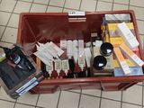 une boîte rouge contenant de nombreux objets