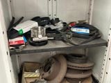 une petite armoire contenant de nombreux outils