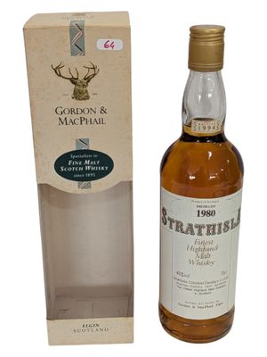 une bouteille de whisky et une boîte sur fond blanc