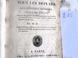 un vieux livre écrit posé sur une table