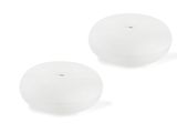 deux sphères en plastique blanc posées sur une surface blanche, avec un fond blanc