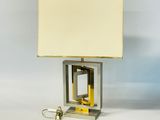 lampe avec un abat-jour carré posé sur un pied en métal et un abat-jour carré posé sur un pied carré