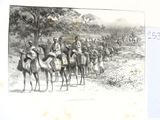 une photo d'un groupe d'hommes à dos de chameau