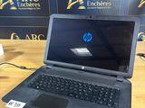 un ordinateur portable posé sur une table