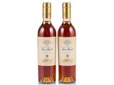 deux bouteilles de vin sur fond blanc