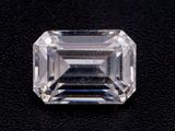 un diamant taille émeraude sur un fond noir