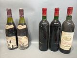 quatre bouteilles de vin sont alignées sur une table