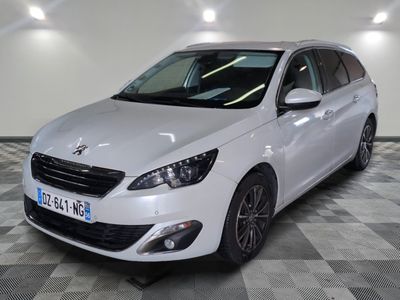 la voiture blanche est garée sur un sol en damier dans le garage
