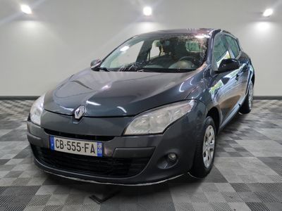 la photo d'une voiture garée dans un garage
