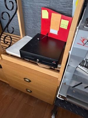 un ordinateur portable posé sur un bureau, à côté d'un classeur