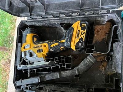 une boîte à outils contenant des outils, posée sur le sol