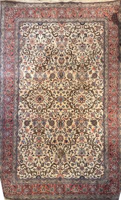un tapis persan antique avec un motif floral sur fond blanc
