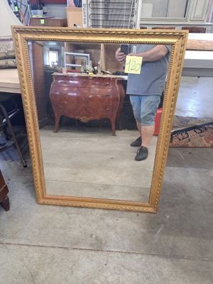 un homme qui se prend en photo dans un miroir