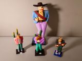 trois figurines représentant un homme avec un chapeau, un homme en costume, un homme avec un chapeau et un homme avec un chapeau et un homme avec un