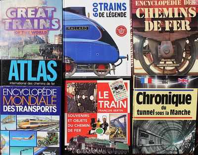 plusieurs livres posés sur une table, avec des images de trains, de trains et encore de trains