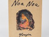 un livre sur lequel figure la photo d'une femme assise par terre