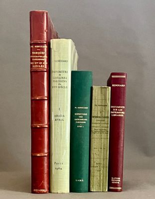 plusieurs livres sont empilés sur une table