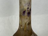 un vase orné de fleurs