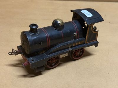 un petit train posé sur une table