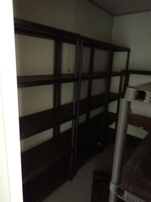 une pièce avec une étagère et un lit