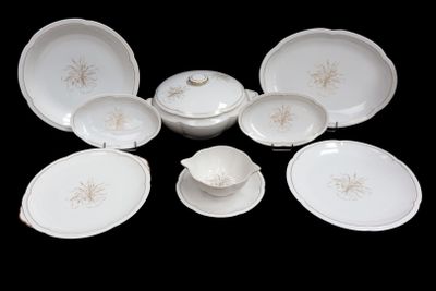 beaucoup d'assiettes et de bols blancs posés sur une table noire